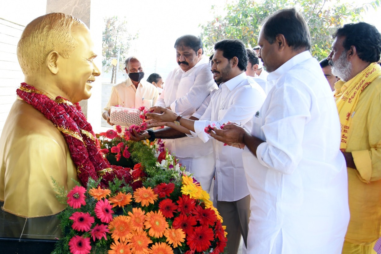 CM Jagan offers prayers at YSR Ghat in Idupulapaya