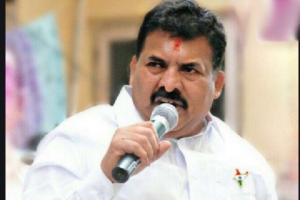 TRS MLA Mutha Gopal faces Congress protests 