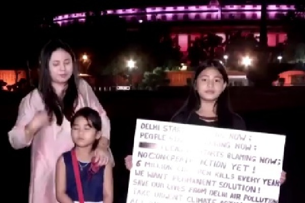 girl protest at delhi
