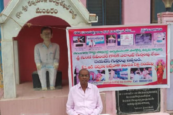 Gunda Ravinder who built KCR temple sat on hunger strike