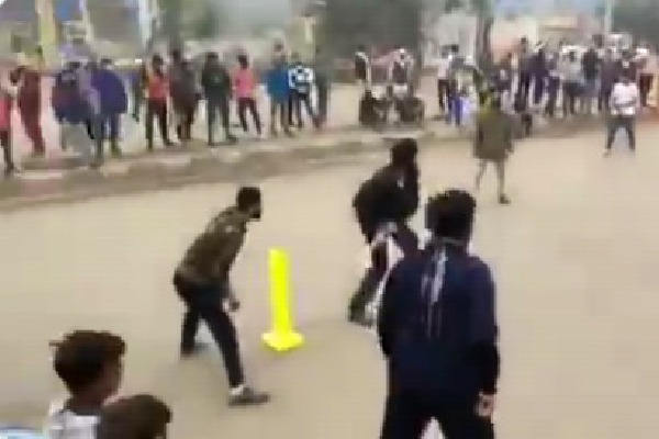 Farmers plays cricket on raids amidst protests 