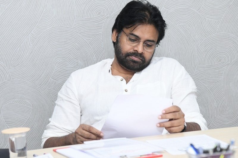 Pawan Kalyan decides to give two lakhs rupees to the families deceased fans