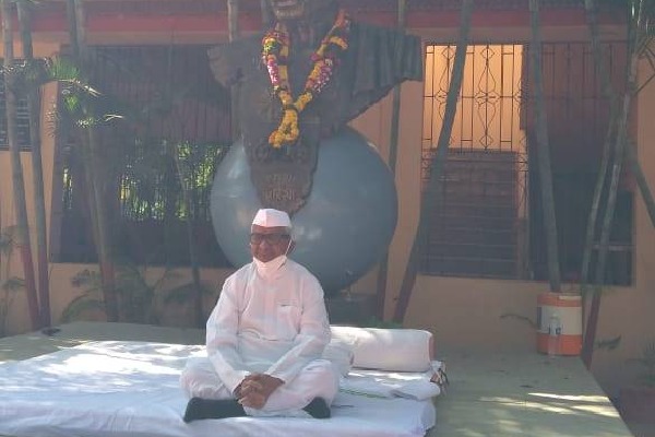Anna Hazare on day long hunger strike to support farmers 