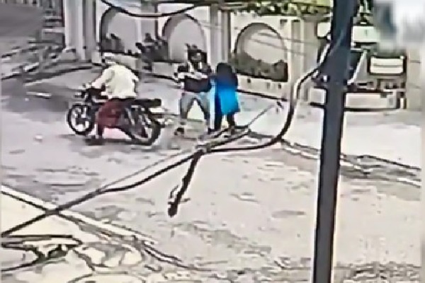 Girl fights courageously with snatcher who grabbed her phone