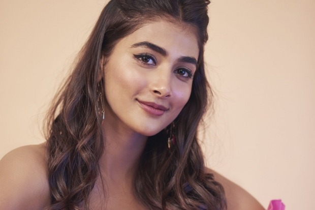 Samantha is not pretty Pooja Hegde in trouble after controversial post