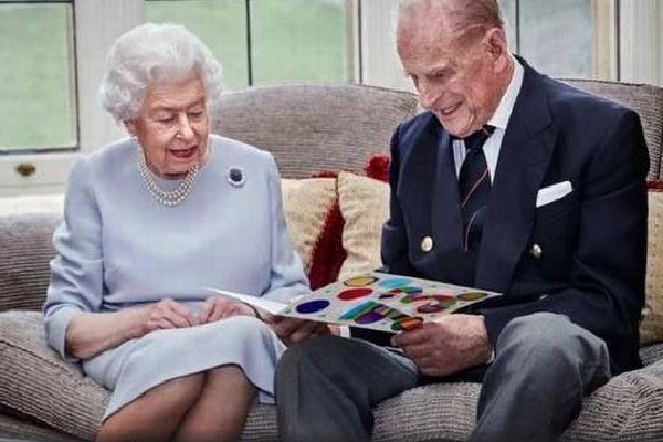 Queen Elizabeth and Prince Philip given COVID jab