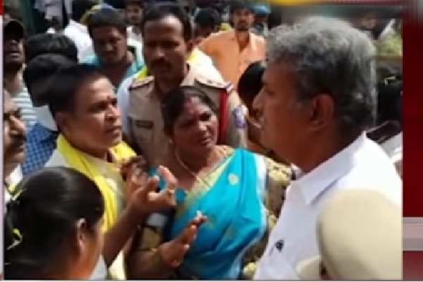 Verbal Clash between Kesineni Nani and Buddha Venkanna aides 