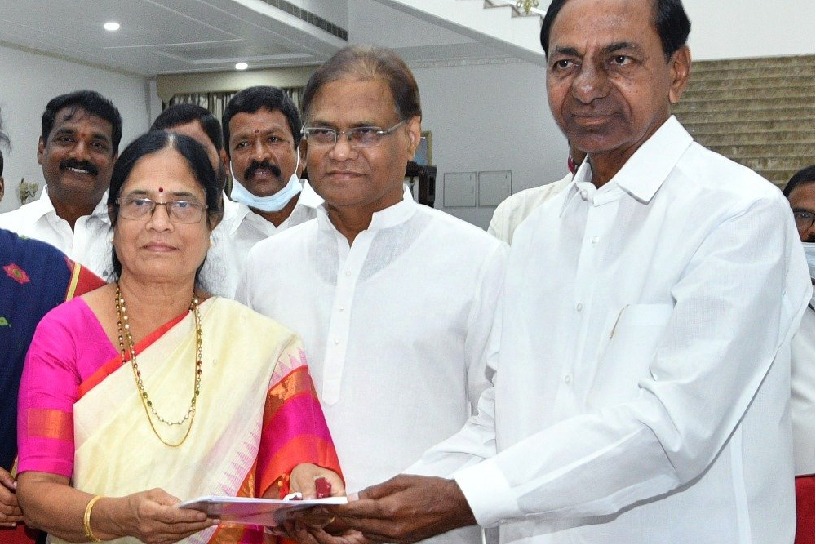 Congress leaders questions CM KCR decision after gave a chance to PV daughter in MLC elections