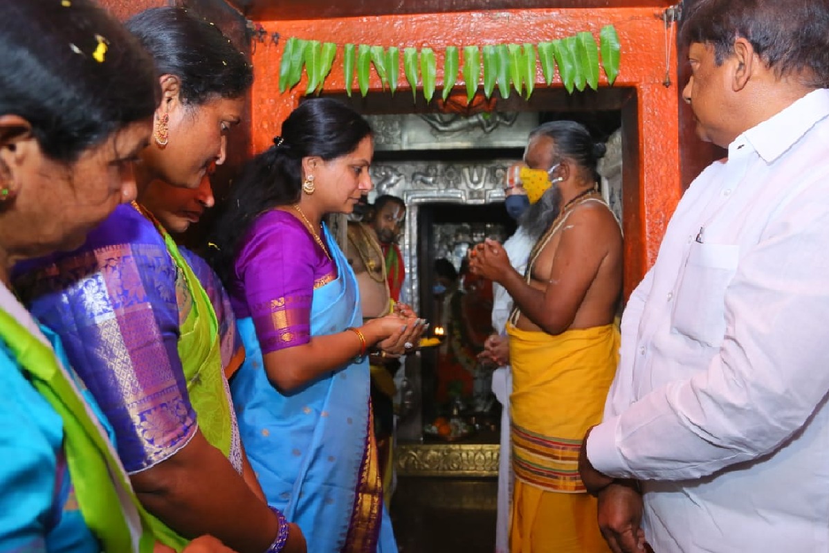 Kalvakuntla Kavitha visits Kondagattu Hanuman Temple