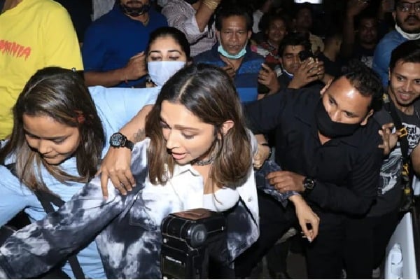 Deepika Padukone mobbed in Mumbai