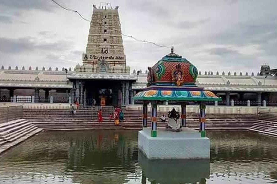 nri gives donation for kanipakam temple