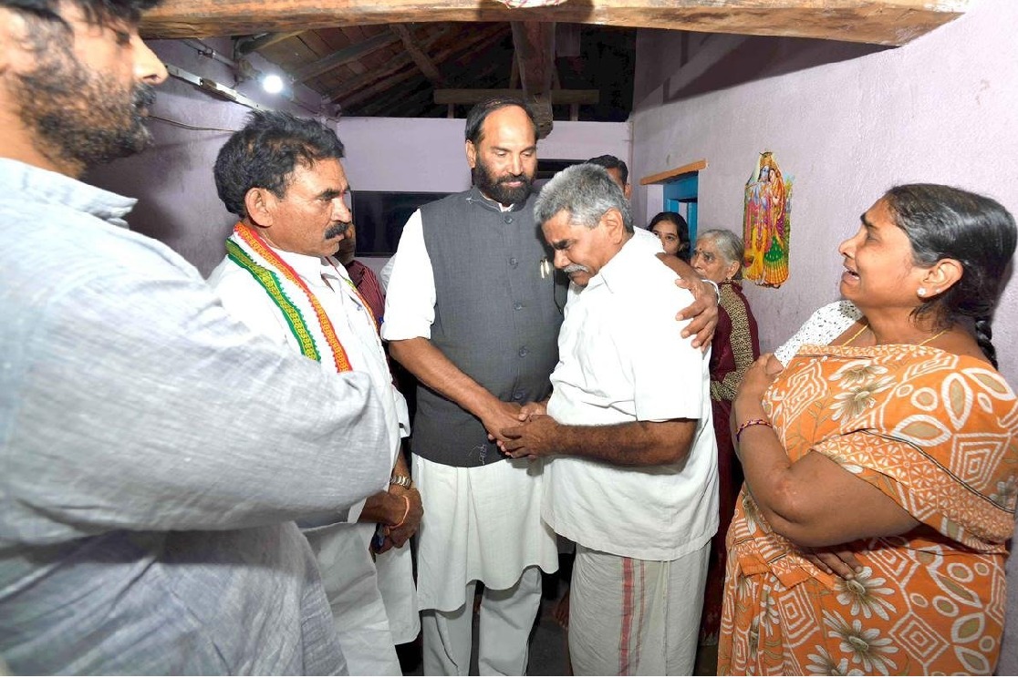 Uttam Kumar Reddy visits Gujapadugu and consoled Vaman Rao family members