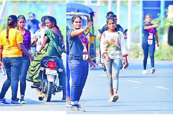 Girls collects donations on Guntur road