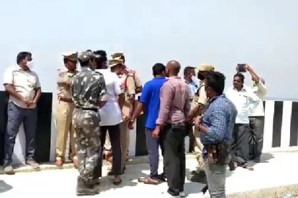 Police brought Kunta Srinu and Chiranjeevi to Sundilla Barrage for scene reconstruction 