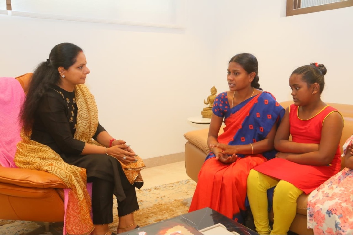 Kalvakuntla Kavitha assures a family to revive