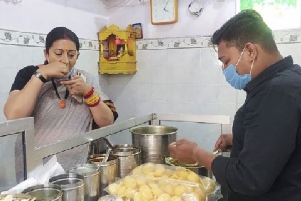 Smruthi Irani Eat Pani Poories in Varanasi