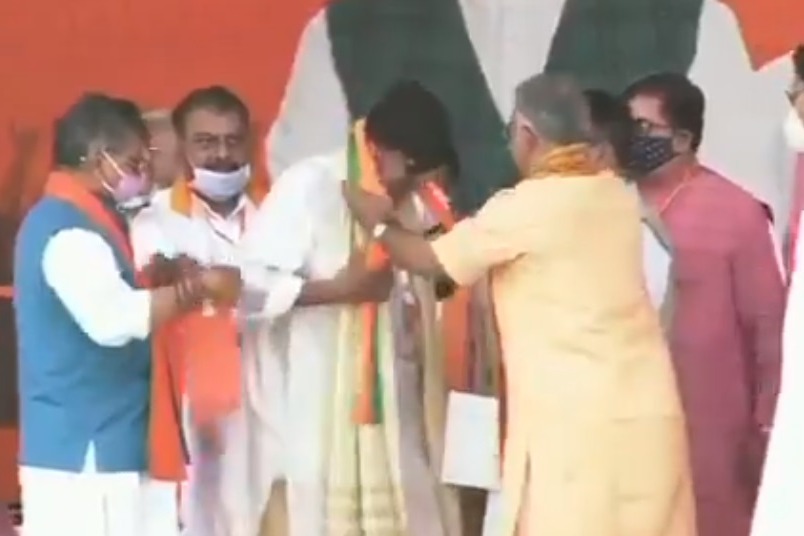 Mithun Chakrabarthi officially joins BJP