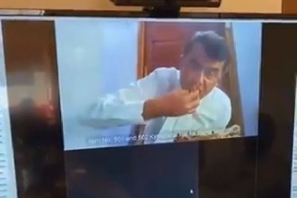Viral Video of a Lawyer who Take Melas on Live 