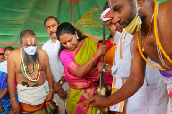 Kalvakuntla Kavitha laid foundation in Kondagattu shrine