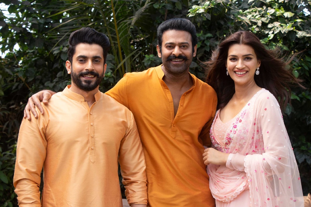 Prabhas welcomes Kriti Sanan and Sunny Singh on Adipurush sets