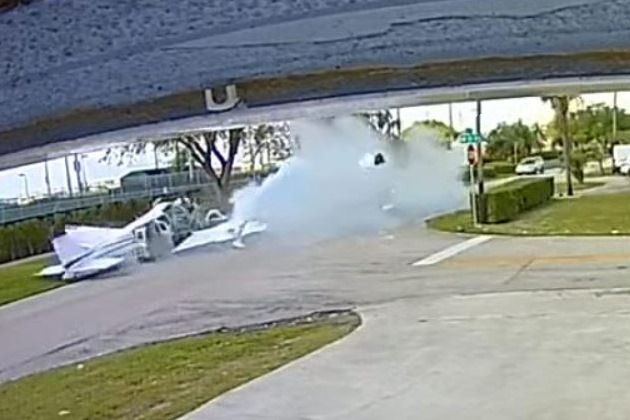 Aeroplane fell on a car in florida