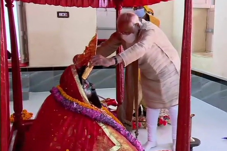 Modi offers prayers at Jeshoreshwari Kali Temple in Ishwaripur 