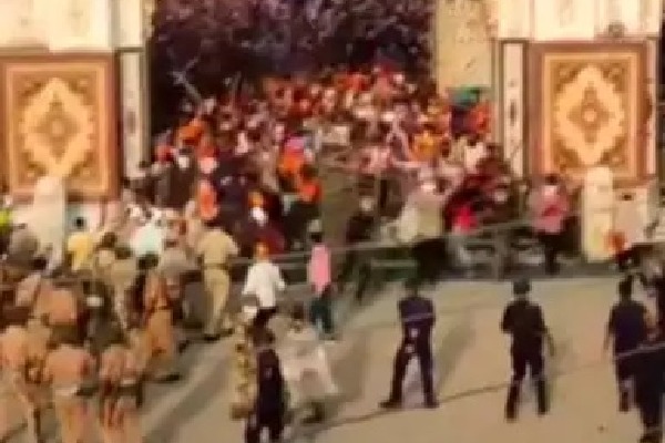 Sikh Protesters Attack on Police in Nanded