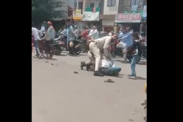 2 Cops Brutally Thrash Indore Man 