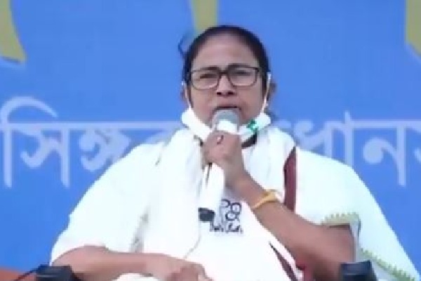 EC Issues notices to Mamata Banerjee