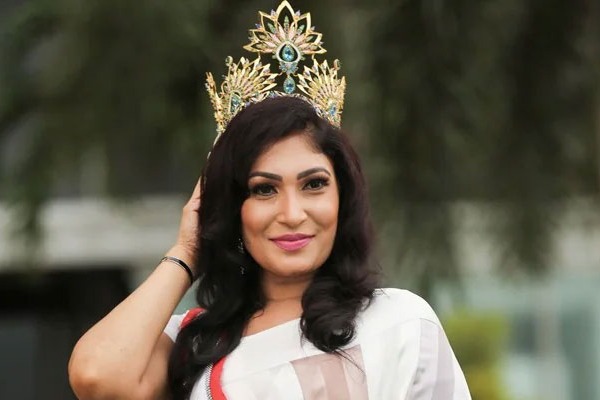 Mrs World 2019 snatches Sri Lankan pageant winners crown off her head