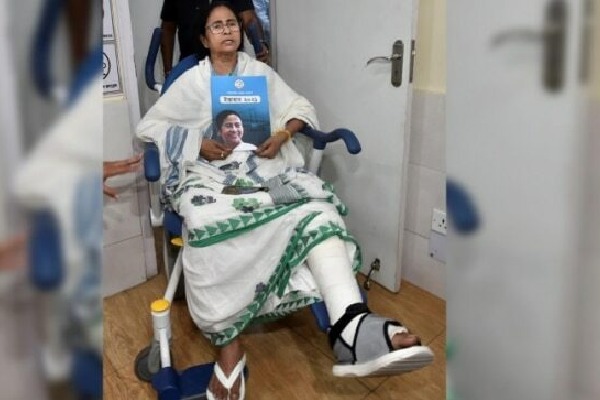Supreme Court denies to order CBI probe into Mamata Banarjee injury 