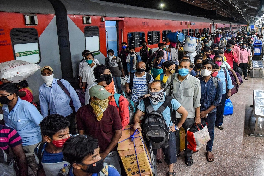 Mumbai railway stations flooded with passengers due to janata curfew