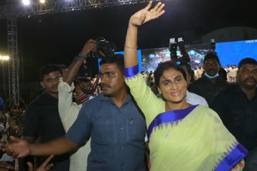 YS Sharmila continues her protest in Lotus Pond residence 