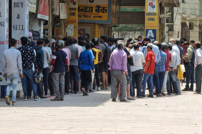 long queues in delhi wine shops
