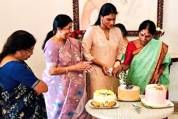 Sharmila attends her mother YS Vijayamma birthday celebrations