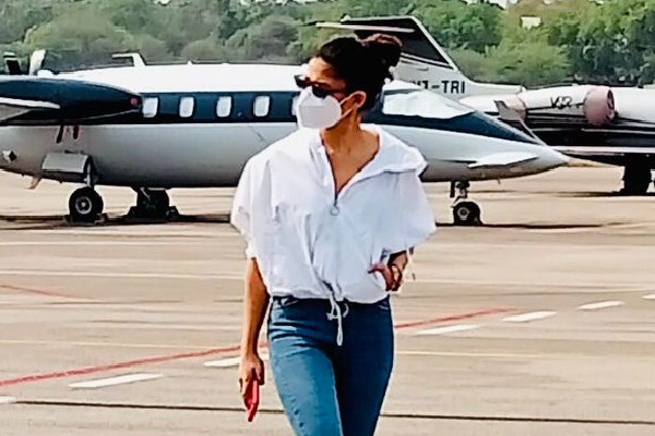 Nayanatara came to Hyderabad in special  flight for Annaatthe shooting