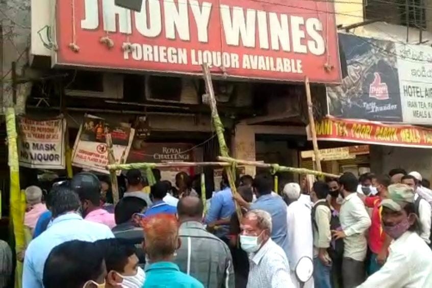 People rushes to wine shops after lock down announcement in Telangana
