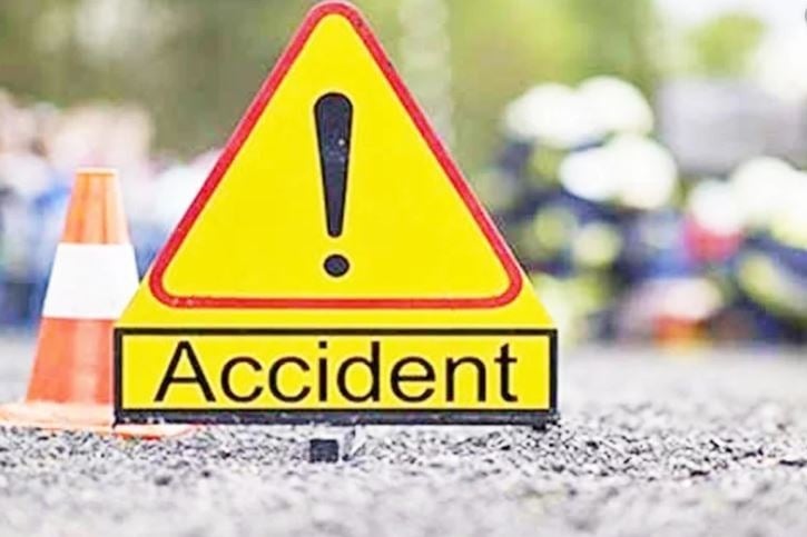Two police dead in East Godavari as lorry hit them