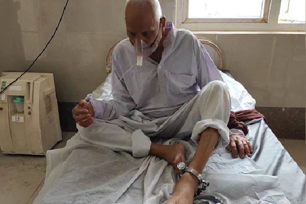 Elderly Inmate Chained Up During Treatment In UP