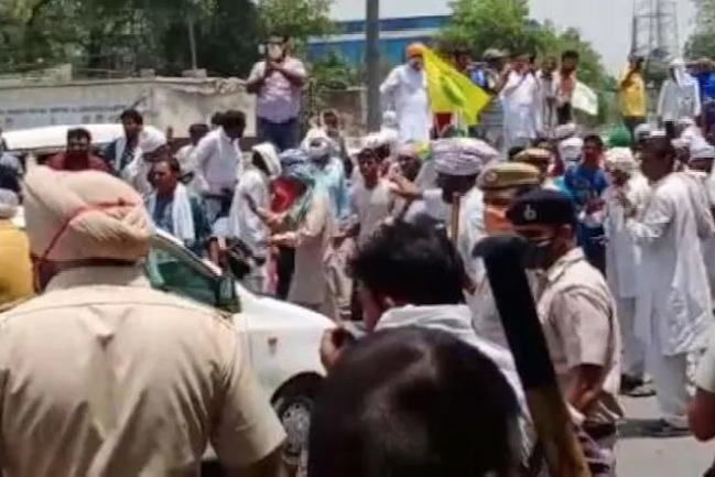 Police lathi charge and use tear gas to disperse farmers protesting against Haryana CM Khattar
