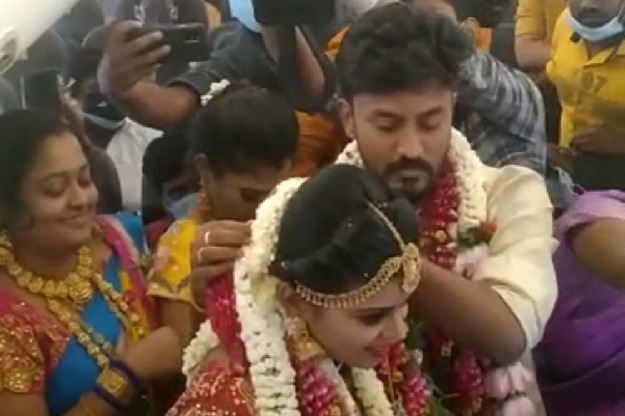  Madurai couple weds in mid air