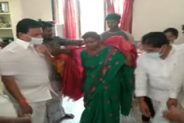 TDP leaders felicitates Ananadaiah wife