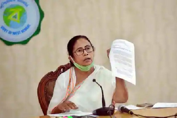 Mamata Banerjee fire on center over vaccination
