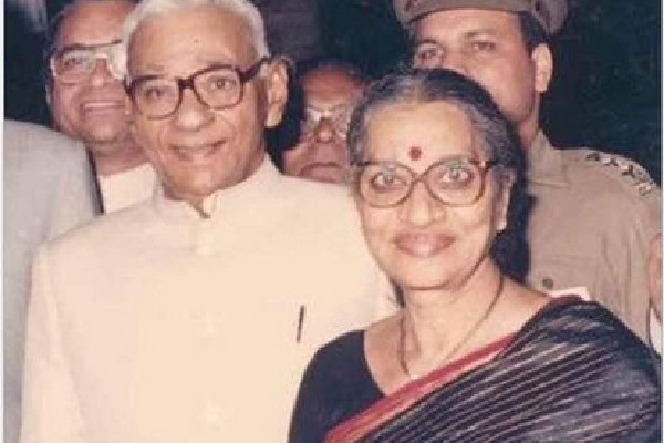 AP Former CM Kasu Brahmananda Reddy wifer Raghavamma died