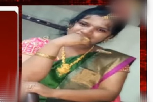 Woman cheats mobile shop owner in Vijayawada