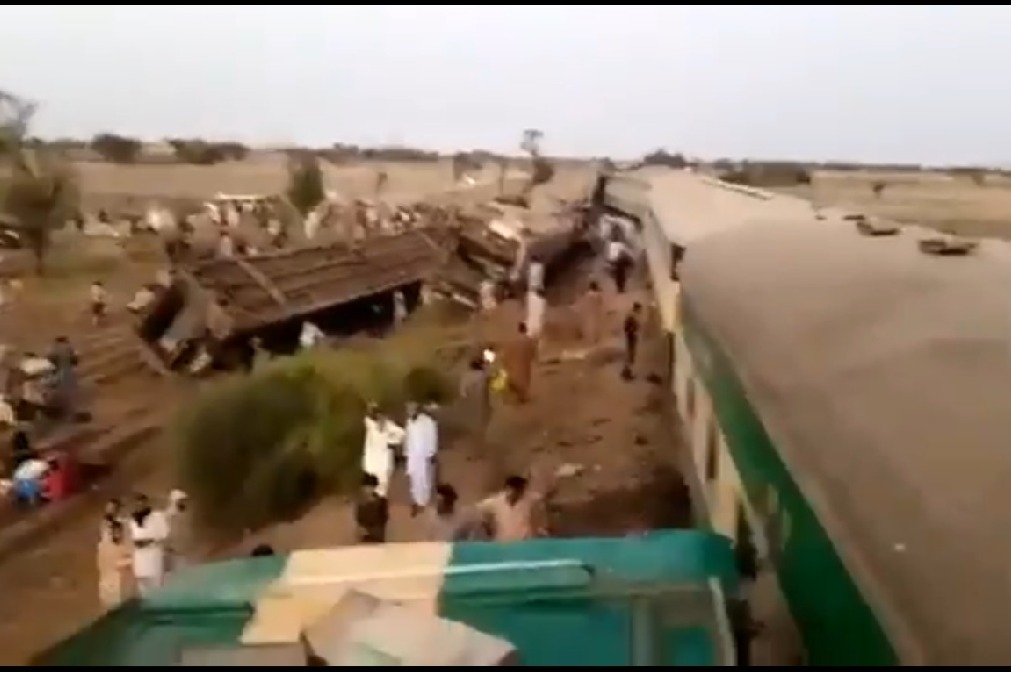 Atleast 30 Killed and More than 50 Injured in Pak Train Accident