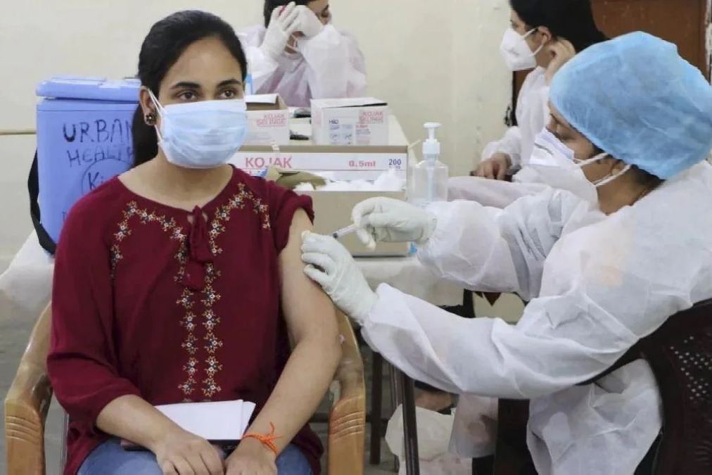 Delhi To Vaccinate 45 above people at Polling Centers