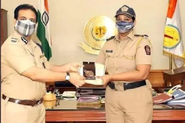 Mumbai lady cop Rehana kind gesture towards poor children