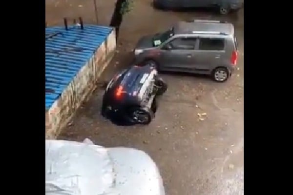 Car sinks into hole in Mumbai