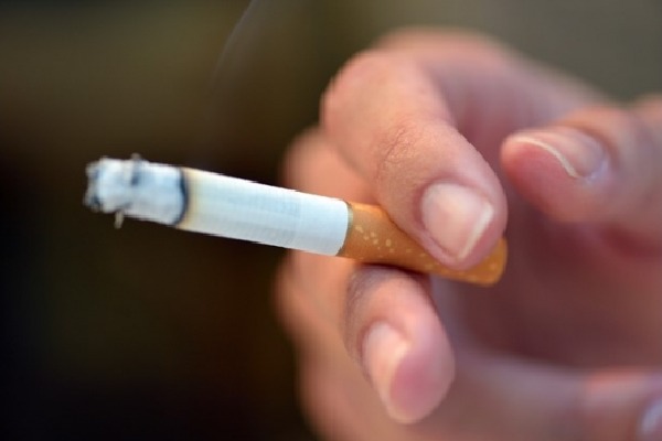 3 friends shared cigarette tests corona positive